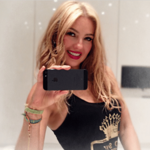 3.out.2014 - A cantora mexicana Thalia fez uma selfie no espelho e mostrou seu cabelo completamente platinado, na madrugada desta sexta-feira