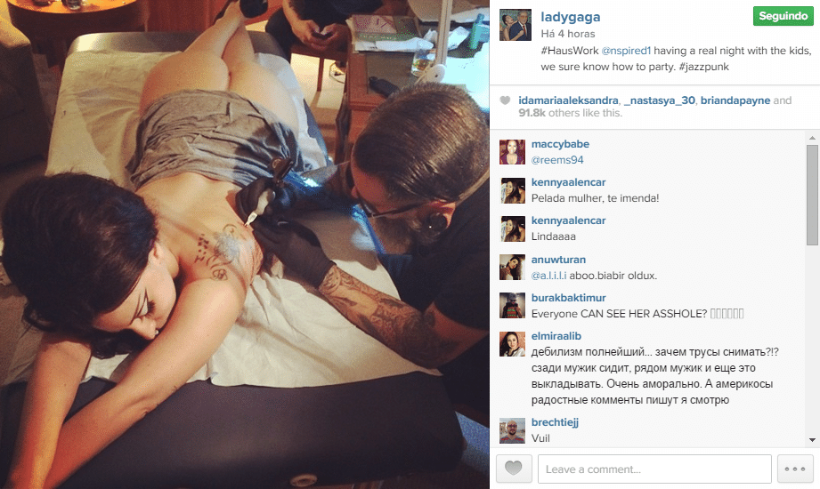 3.out.2014 - Lady Gaga faz nova tatuagem nas costas e mostra o bumbum enquanto está deitada na mesa do tatuador