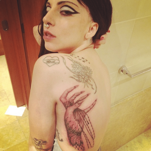 3.out.2014 - Lady Gaga mostra o resultado final de sua nova tatuagem através do Instagram, na madrugada desta sexta-feira. A cantora pop desenhou em suas costas uma mão maquiavélica segurando um cordão com contas, semelhante a um terço