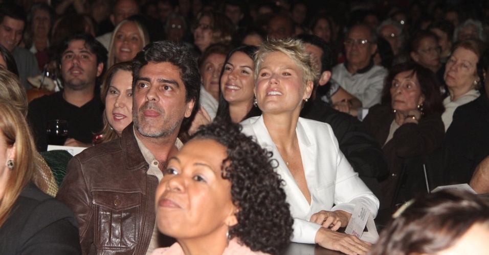 3.out.2014 - Xuxa e Junno marcam presença na estreia do show "Éclético", de Tiago Abravanel
