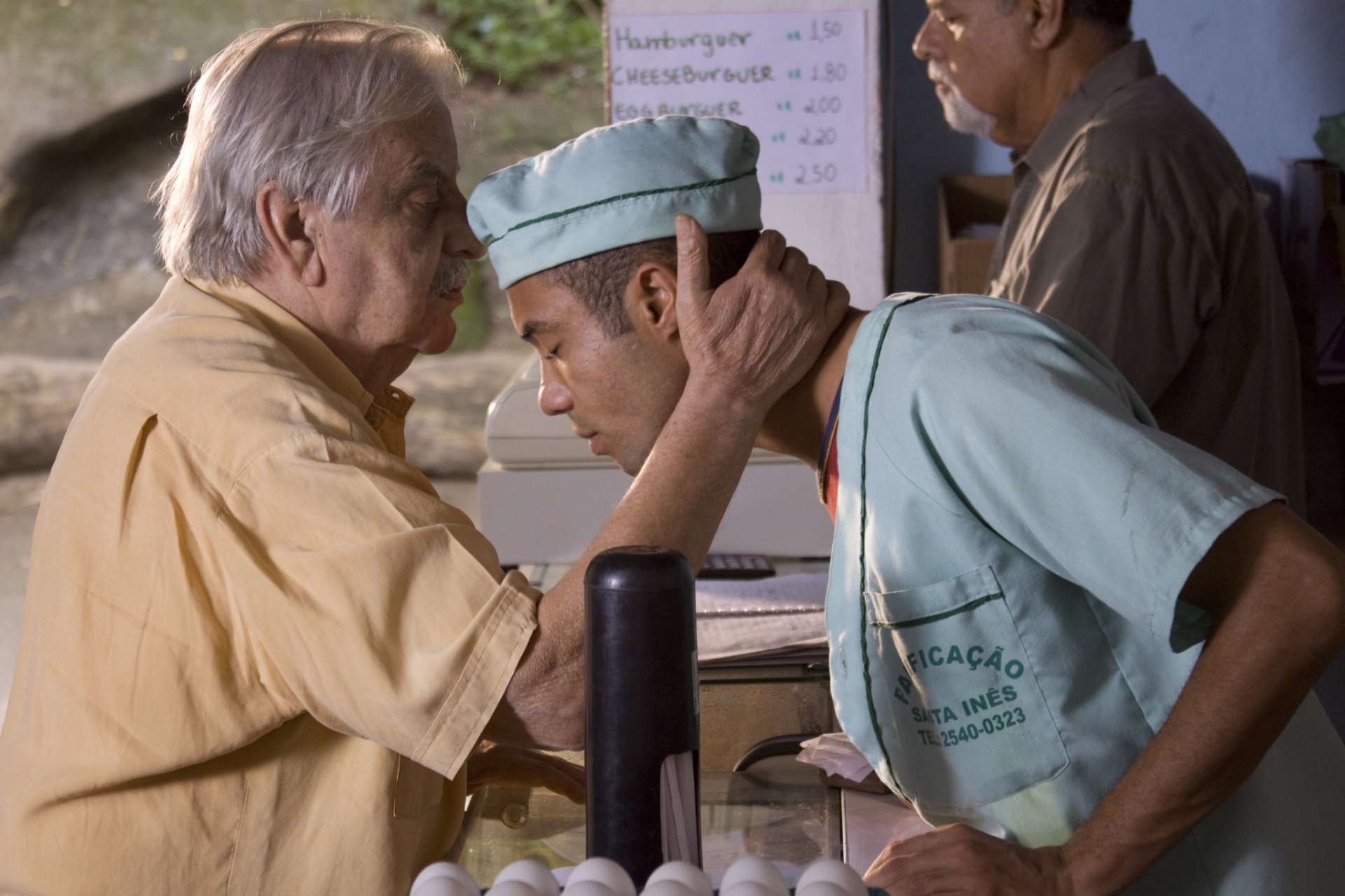 15.jul.2010 - Os atores Hugo Carvana (à esq.) e Silvio Guindane em cena do filme "5 Vezes Favela, Agora Por Nós Mesmos". O filme tem cinco episódios de Manaíra Carneiro e Wagner Novaes, Rodrigo Felha e Cacau Amaral, Luciano Vidigal, Cadu Barcellos, e Luciana Bezerra. - Divulgação