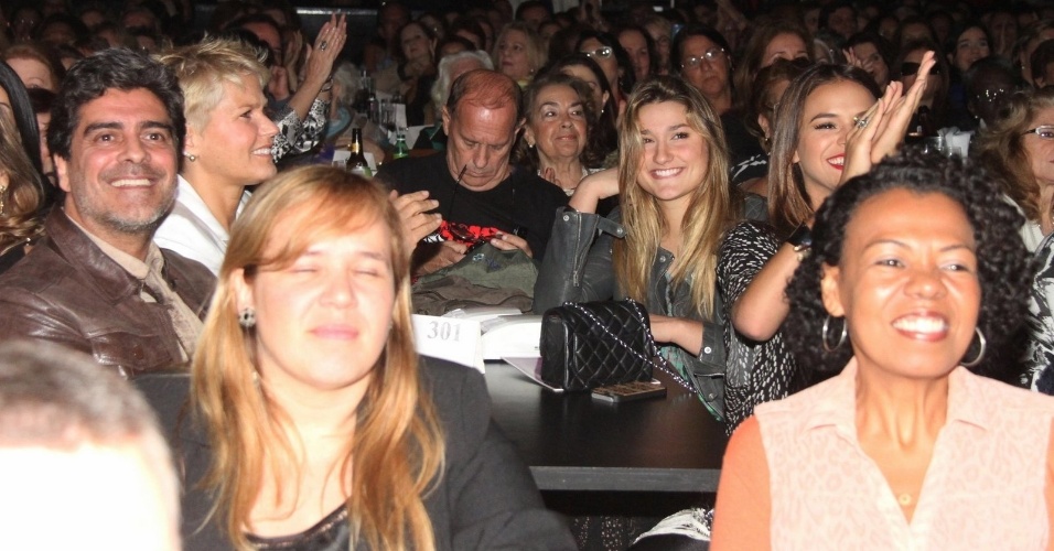 3.out.2014 - Bruna Marquezine senta na mesma mesa que Sasha, Xuxa e Junno no show de Tiago Abravanel, no Teatro Viva Rio