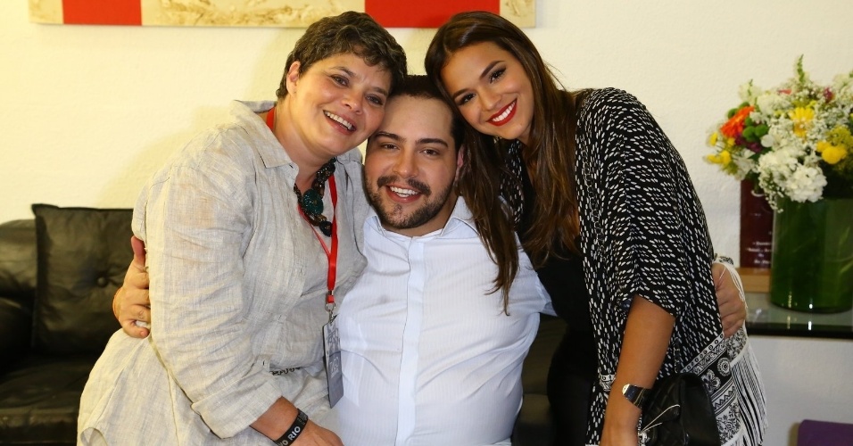 3.out.2014 - Cíntia, mãe de Tiago Abravanel, e Bruna Marquezine tiram foto com Tiago Abravanel no camarim
