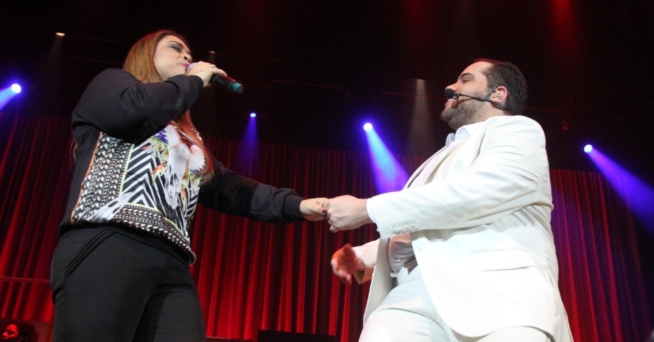 3.out.2014 - Preta Gil canta com Tiago Abravanel no show do cantor. Marcado para às 22h30, o show começou com meia hora de atraso.