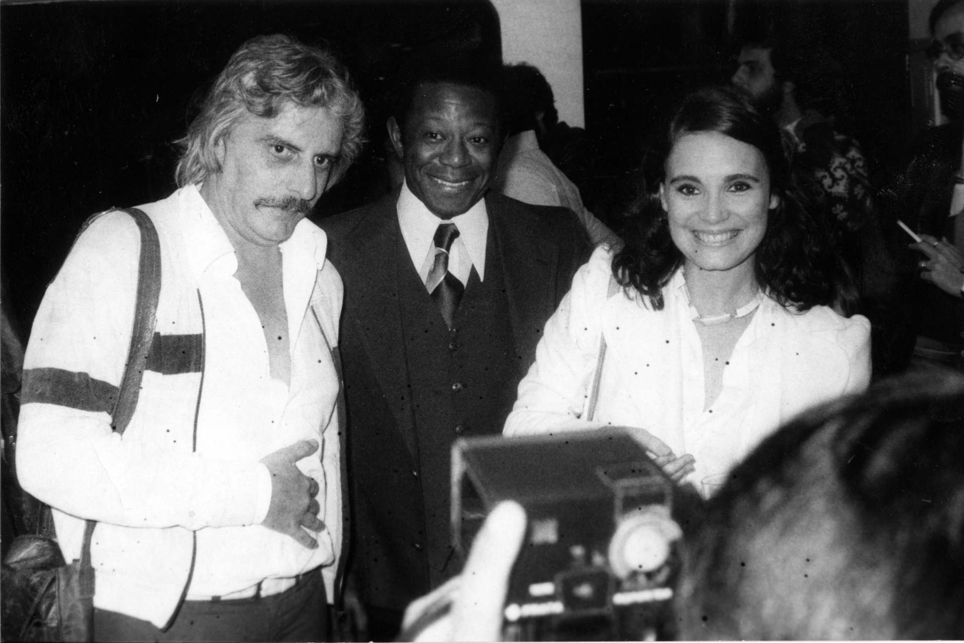 Ator e diretor Hugo Carvana com Milton Goncalves e Regina Duarte em 1979 - Folhapress