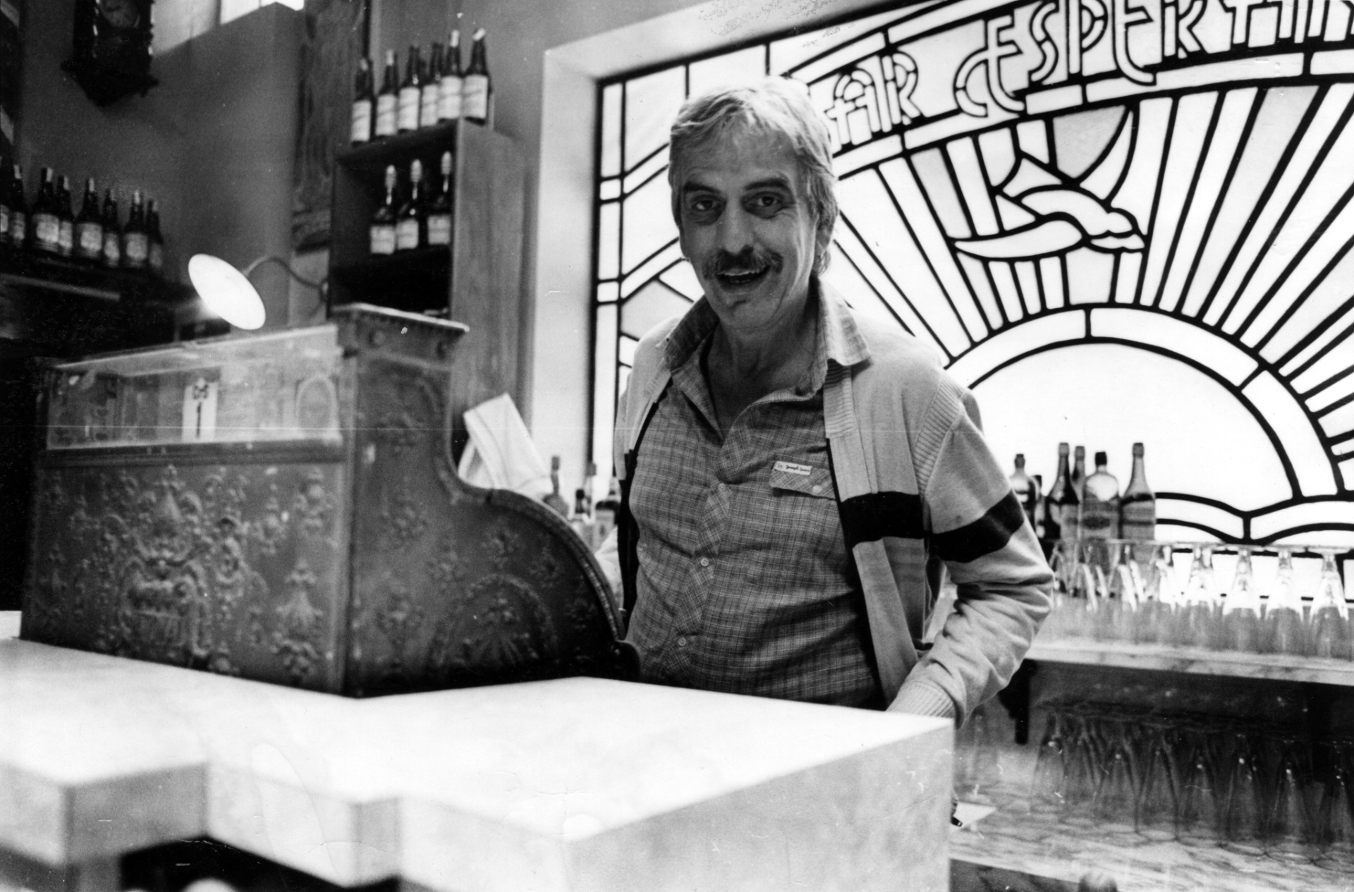 Ator e diretor Hugo Carvana, em 1982, quando atou no filme "Bar Esperança" ao lado de Marília Pêra e que também assinou o roteiro - Lewy Moraes/Folhapress