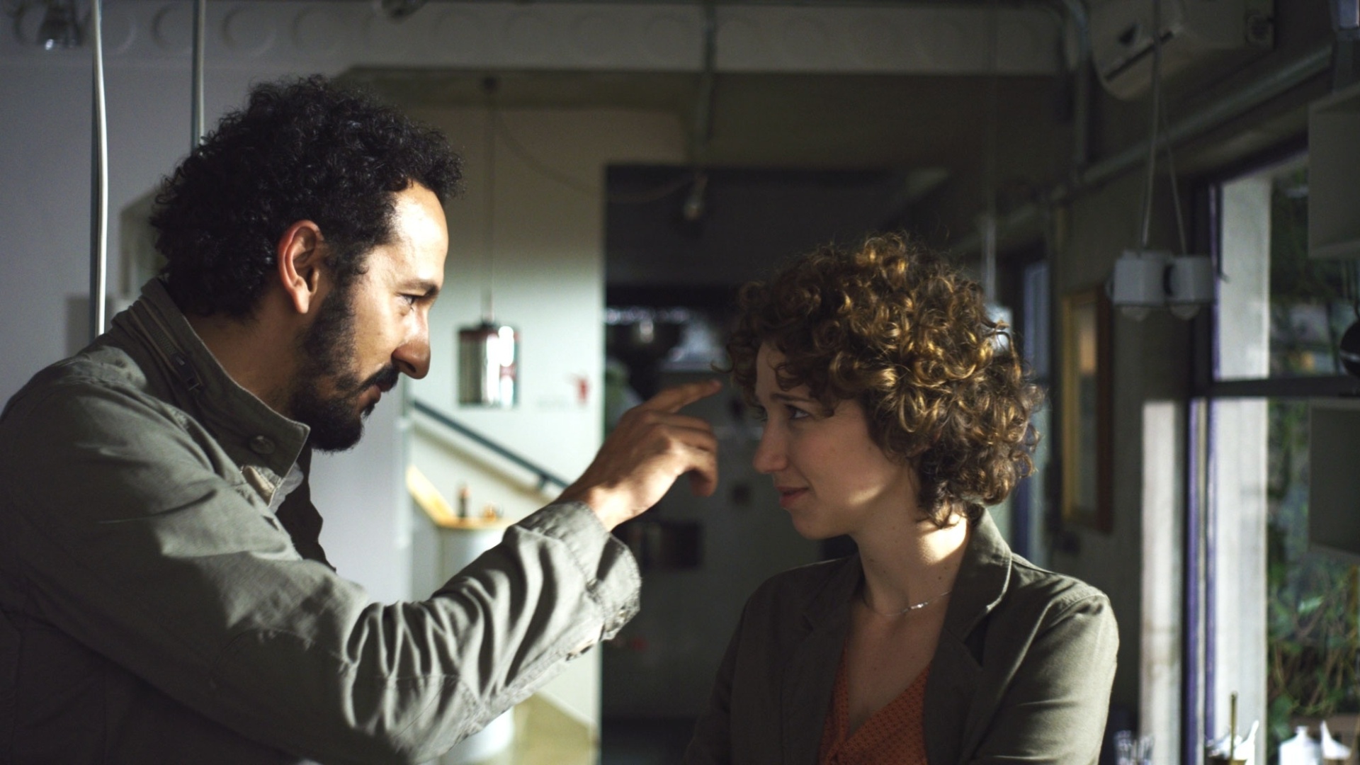 Irandhir Santos e Rita Carelli em cena do filme "Permanência", de Leonardo Lacca - Divulgação