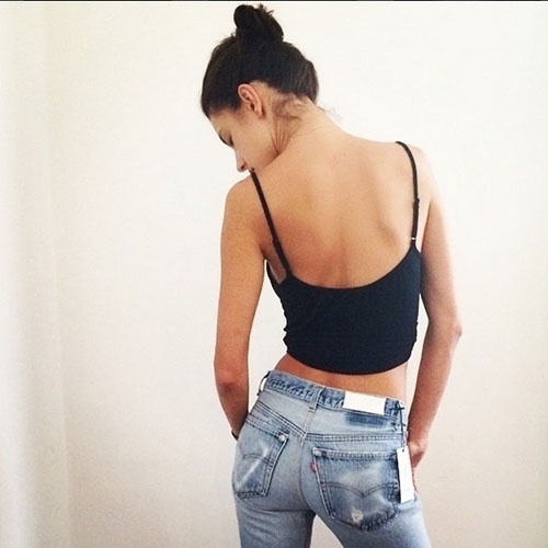 29.jul.2014 - A angel Alessandra Ambrósio deixou o bumbum em evidência ao falar de seu novo par de jeans para seus seguidores no Instagram