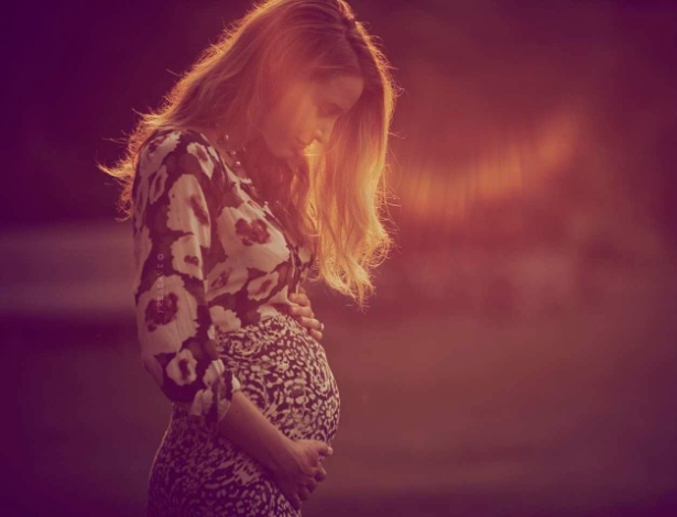 Blake Lively publica foto em que aparece com barriguinha de grávida