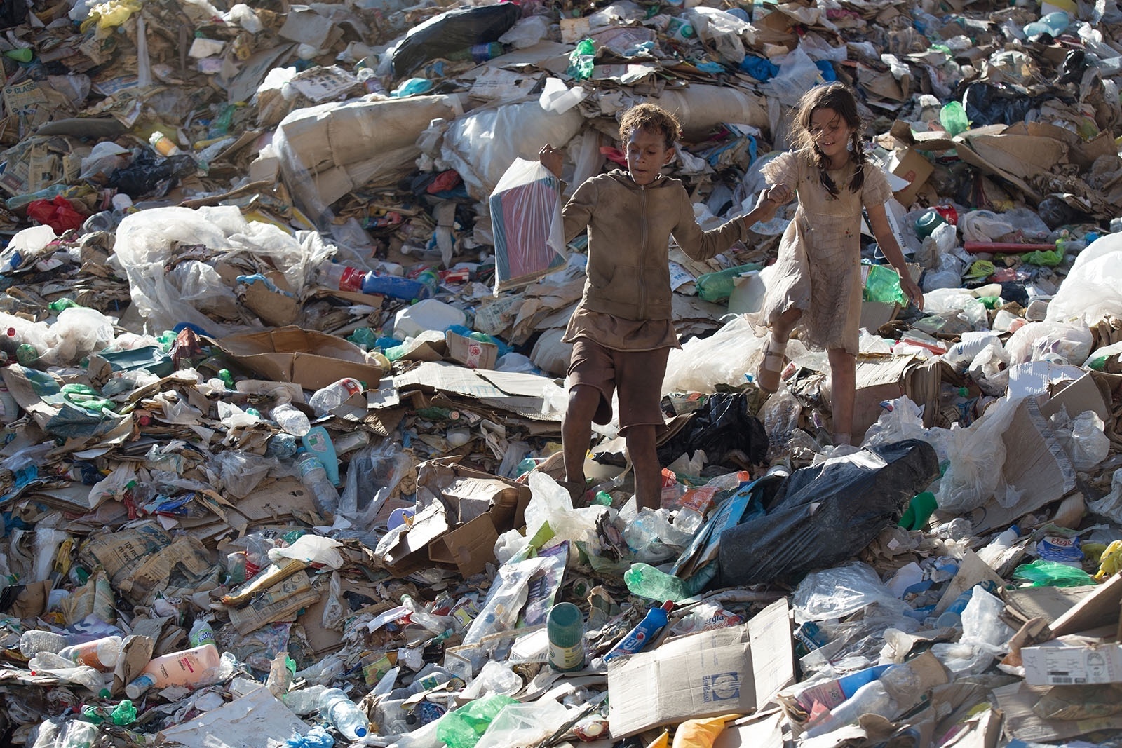 Cena de "Trash - A Esperança Vem do Lixo" - Divulgação