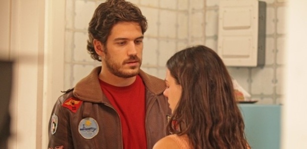 Sandra (Isis Valverde) não segura a emoção ao ver Rafael (Marco Pigossi) na porta do seu apartamento