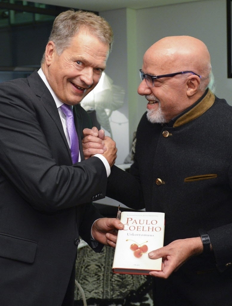 07.out.014 - O presidente da Finlândia, Sauli Niinisto, e o escritor Paulo Coelho conversam durante abertura da Feira do Livro de Frankfurt - EFE