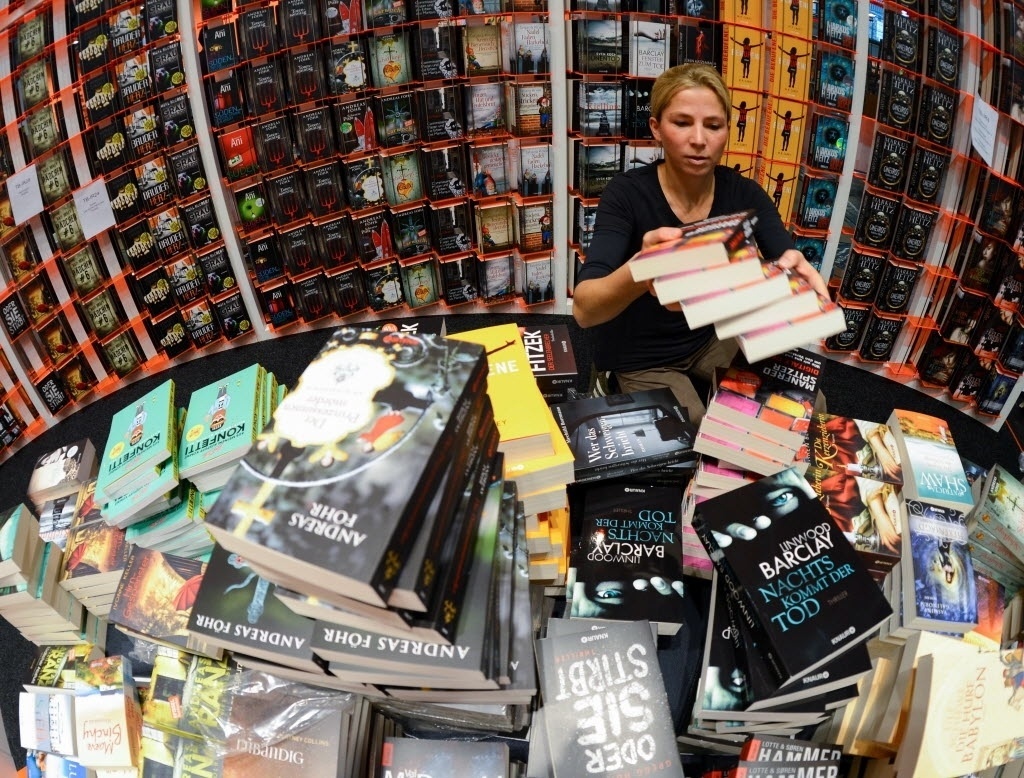 07.out.2014 - Funcionária da Feira do Livro de Frankfurt arruma últimos detalhes para o início do evento alemão - AFP