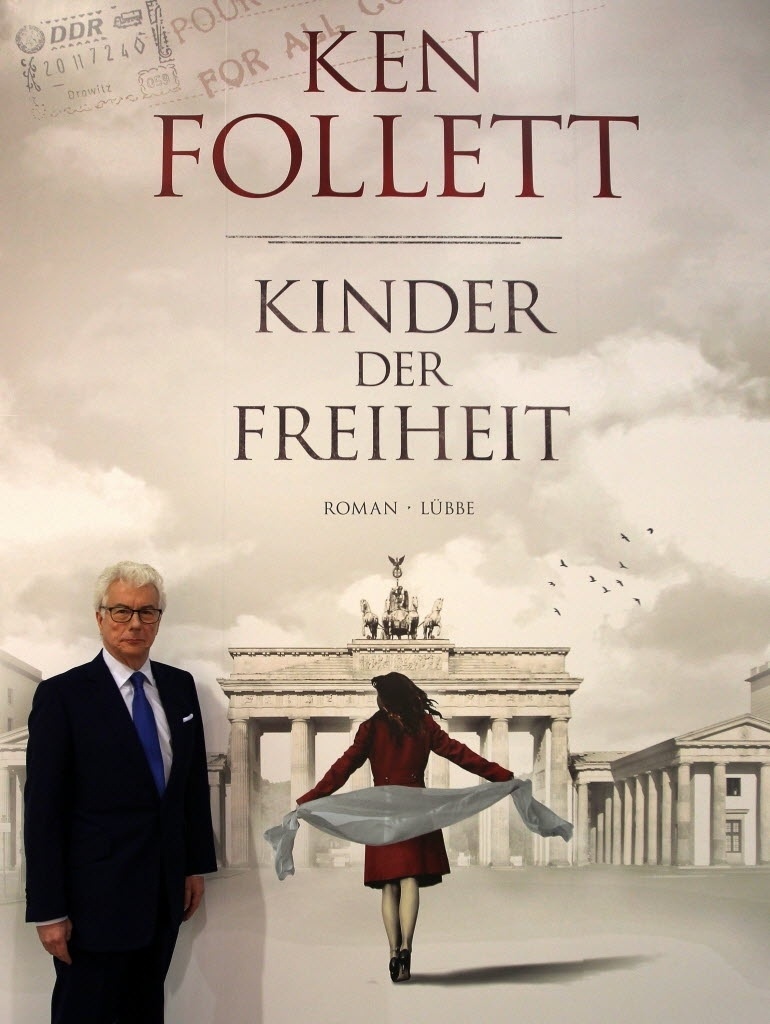 08.out.2014 - O escritor britânico Ken Follett posa em frente a um display que reproduz a capa do livro "Eternidade Por um Fio" na Feira do Livro de Frankfurt - AFP