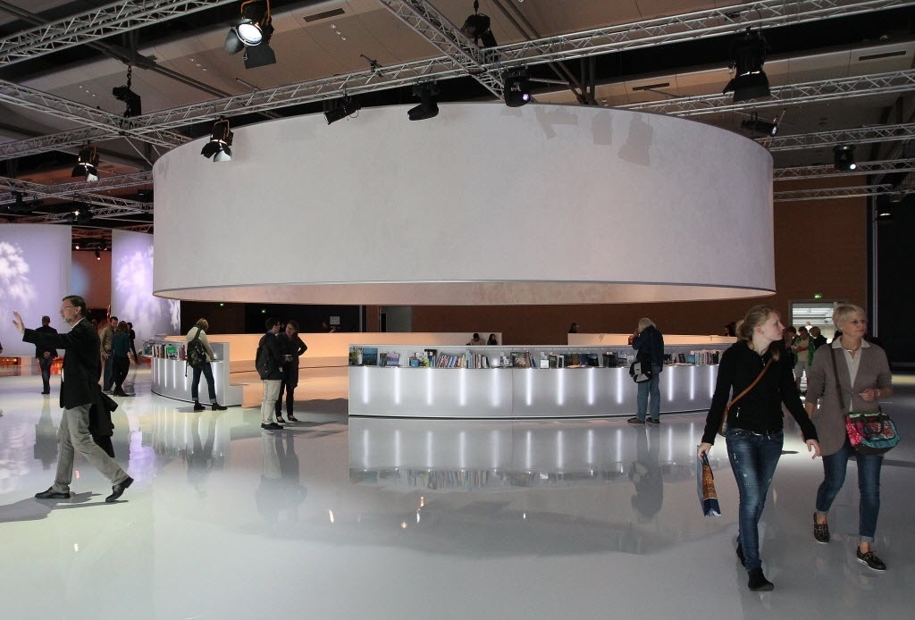 08.out.2014 - Visitantes passam pelo primeiro dia da Feira do Livro de Frankfurt - AFP