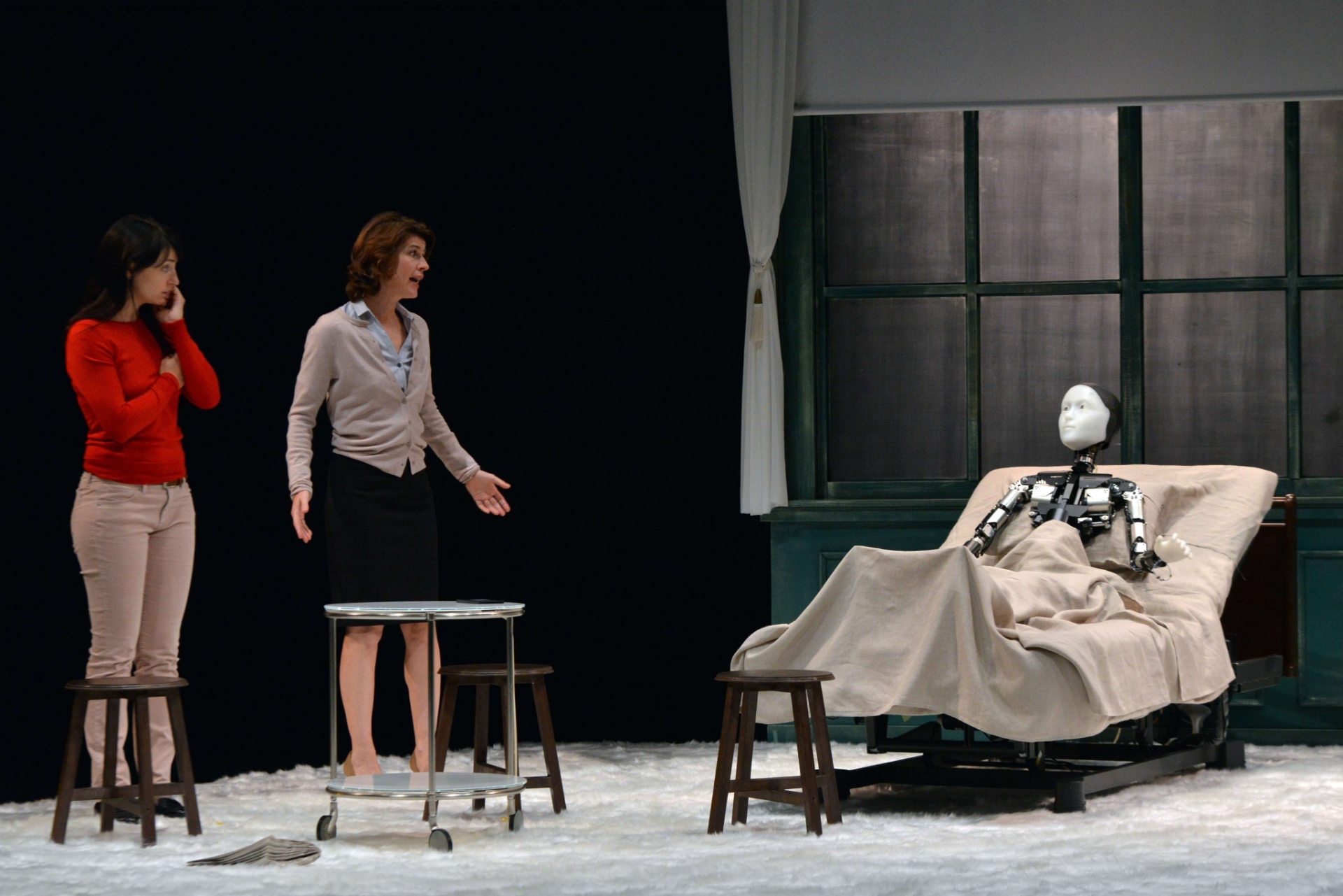 7.10.2014 - O androide Repliee S1, na adaptação japonesa de "A Metamorfose", de Franz Kafka, durante o ensaio da peça em Yokokama - Yoshikazu Tsuno/AFP