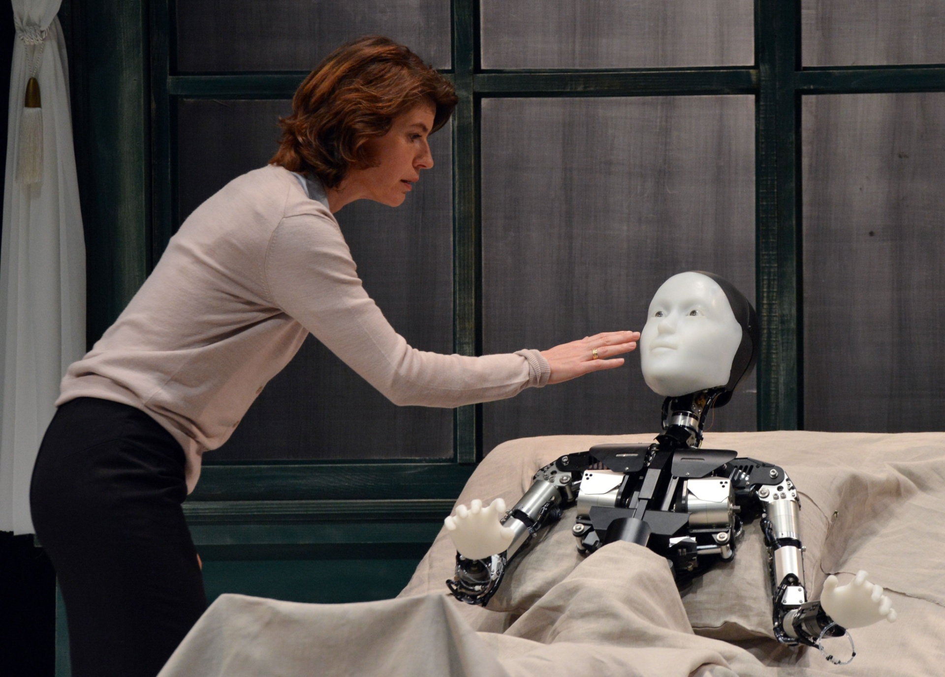 7.10.2014 - O androide Repliee S1, na adaptação japonesa de "A Metamorfose", de Franz Kafka, durante o ensaio da peça em Yokokama - Yoshikazu Tsuno/AFP