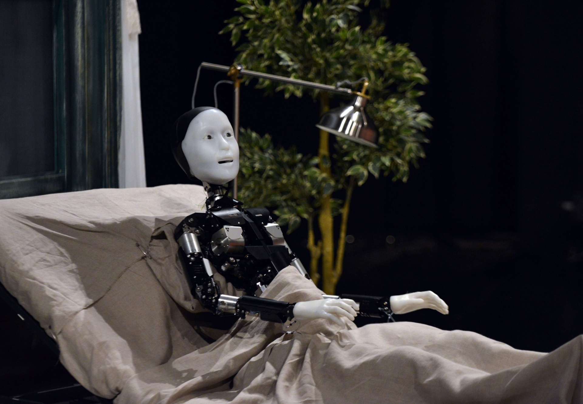 7.10.2014 - O androide Repliee S1, na adaptação japonesa de "A Metamorfose", de Franz Kafka, durante o ensaio da peça em Yokokama - Yoshikazu Tsuno/AFP