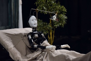 7.10.2014 - O androide Repliee S1, na adaptação japonesa de "A Metamorfose", de Franz Kafka, durante o ensaio da peça em Yokokama - Yoshikazu Tsuno/AFP
