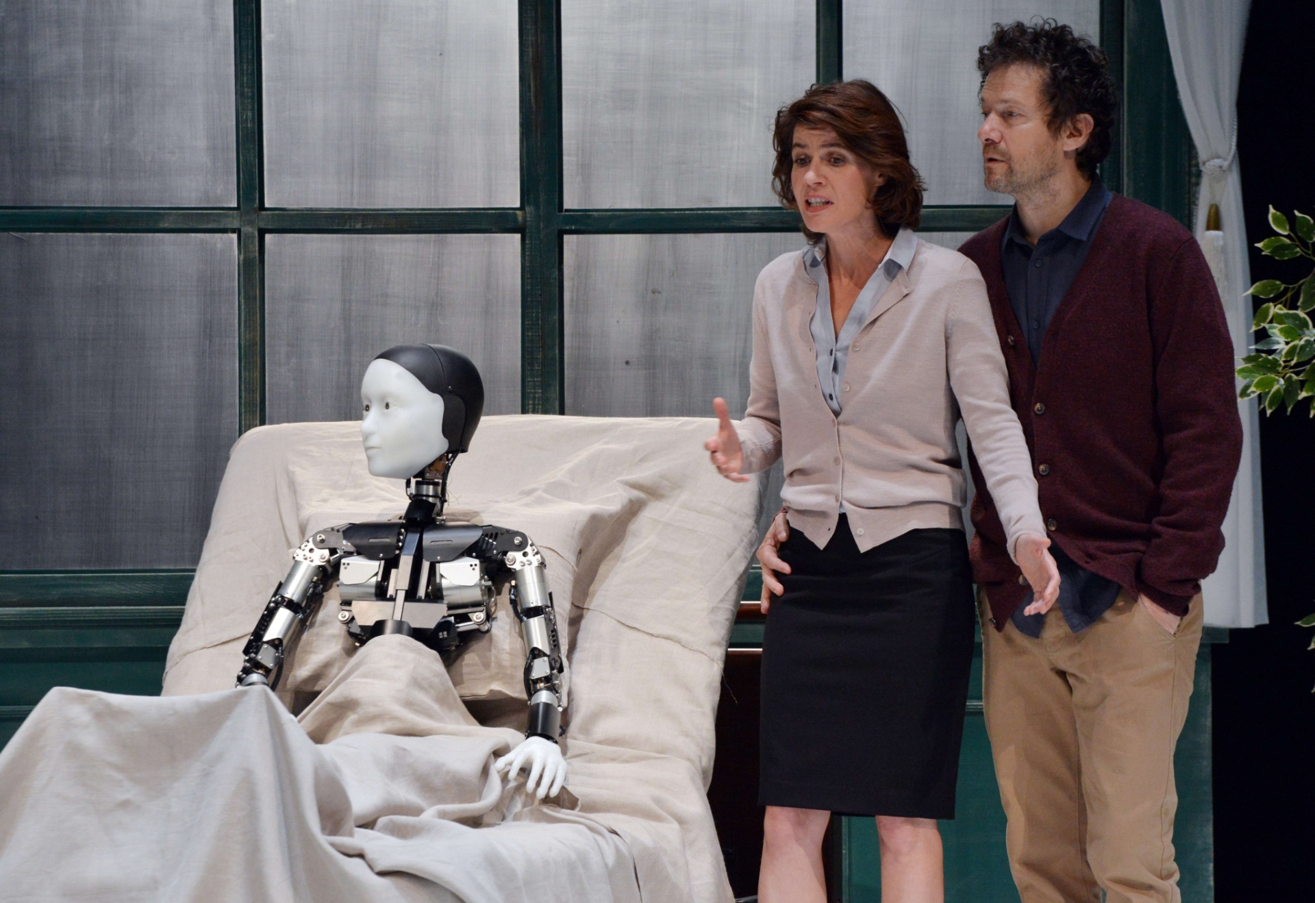 7.10.2014 - O androide Repliee S1, na adaptação japonesa de "A Metamorfose", de Franz Kafka, durante o ensaio da peça em Yokokama - Yoshikazu Tsuno/AFP