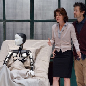 7.10.2014 - O androide Repliee S1, na adaptação japonesa de "A Metamorfose", de Franz Kafka, durante o ensaio da peça em Yokokama - Yoshikazu Tsuno/AFP