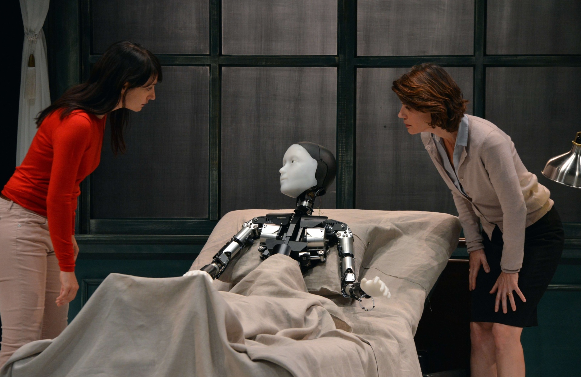 7.10.2014 - O androide Repliee S1, na adaptação japonesa de "A Metamorfose", de Franz Kafka, durante o ensaio da peça em Yokokama - Yoshikazu Tsuno/AFP