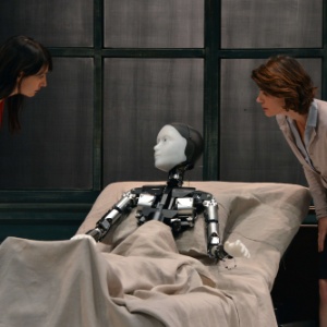 7.10.2014 - O androide Repliee S1, na adaptação japonesa de "A Metamorfose", de Franz Kafka, durante o ensaio da peça em Yokokama - Yoshikazu Tsuno/AFP
