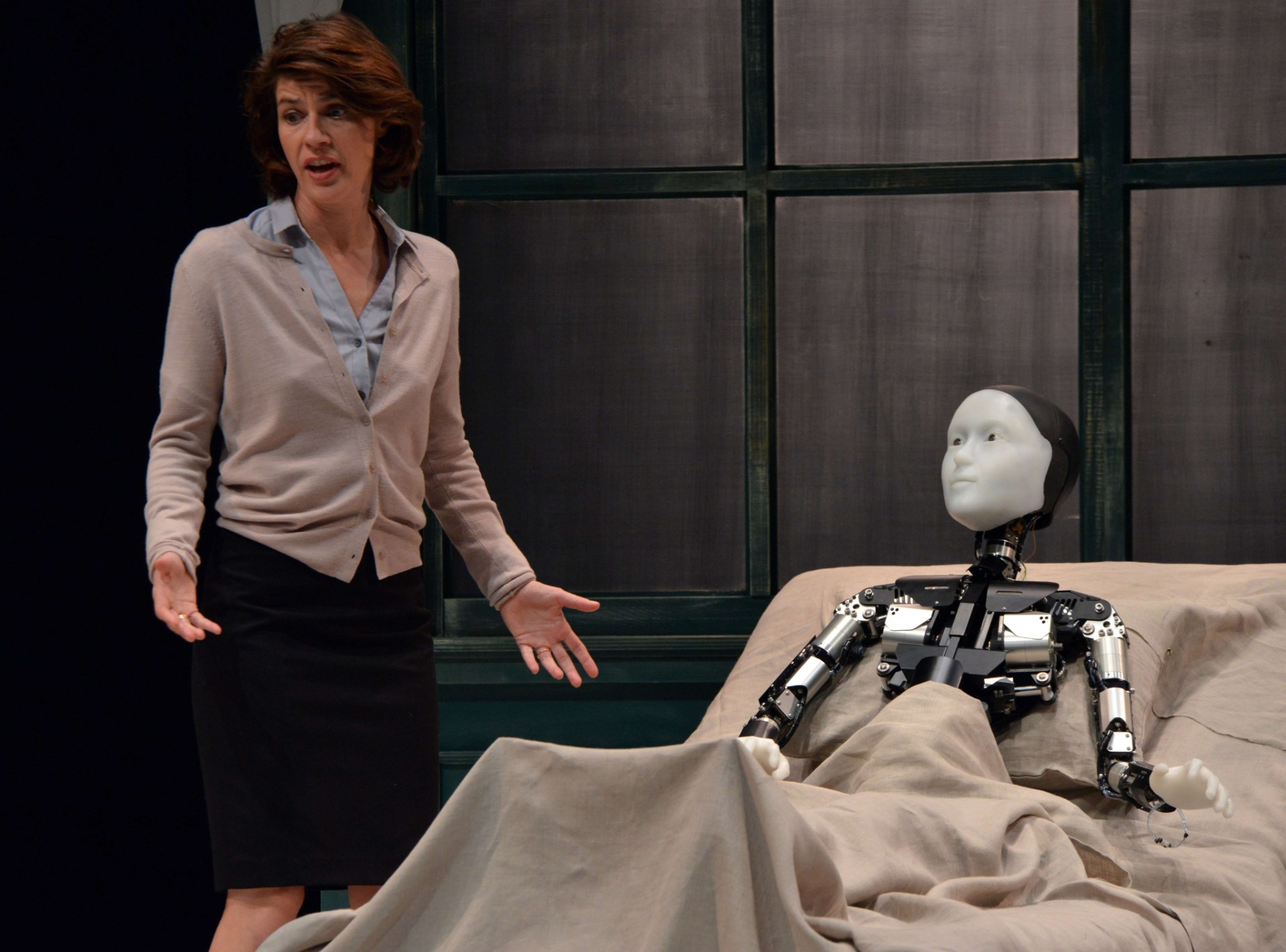 7.10.2014 - O androide Repliee S1, na adaptação japonesa de "A Metamorfose", de Franz Kafka, durante o ensaio da peça em Yokokama - Yoshikazu Tsuno/AFP