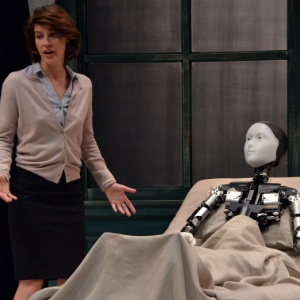 7.10.2014 - O androide Repliee S1, na adaptação japonesa de "A Metamorfose", de Franz Kafka, durante o ensaio da peça em Yokokama - Yoshikazu Tsuno/AFP