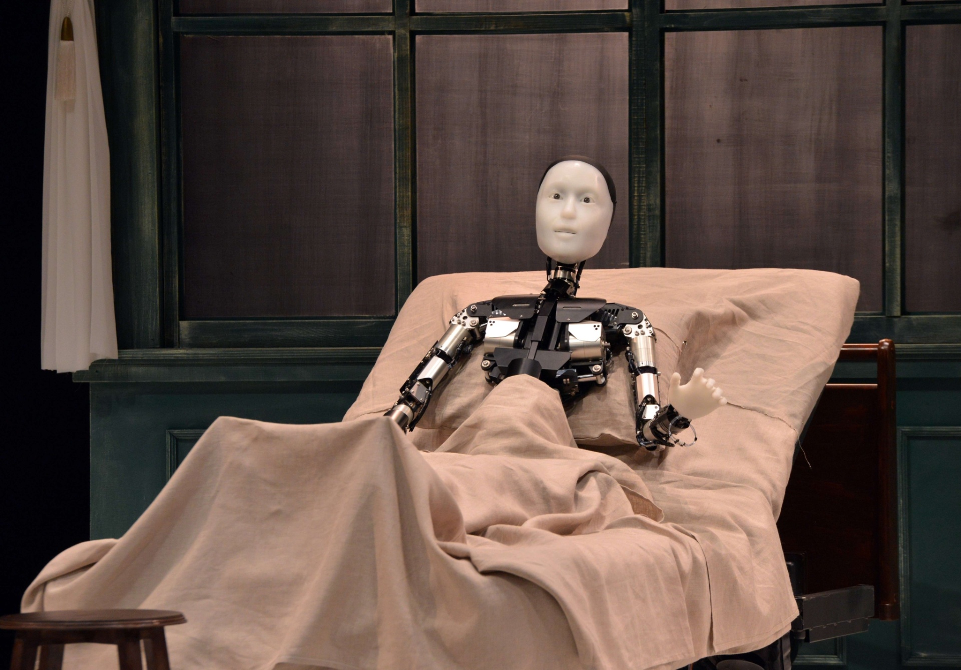 7.10.2014 - O Repliee S1, na adaptação japonesa para o teatro de "A Metamorfose", de Franz Kafka, durante o ensaio da peça em Yokokama - Yoshikazu Tsuno/AFP