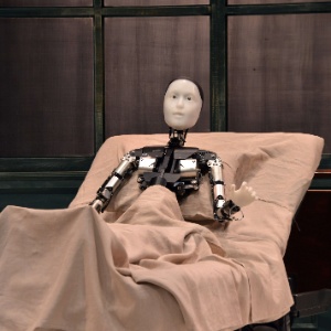 7.10.2014 - O Repliee S1, na adaptação japonesa para o teatro de "A Metamorfose", de Franz Kafka, durante o ensaio da peça em Yokokama - Yoshikazu Tsuno/AFP