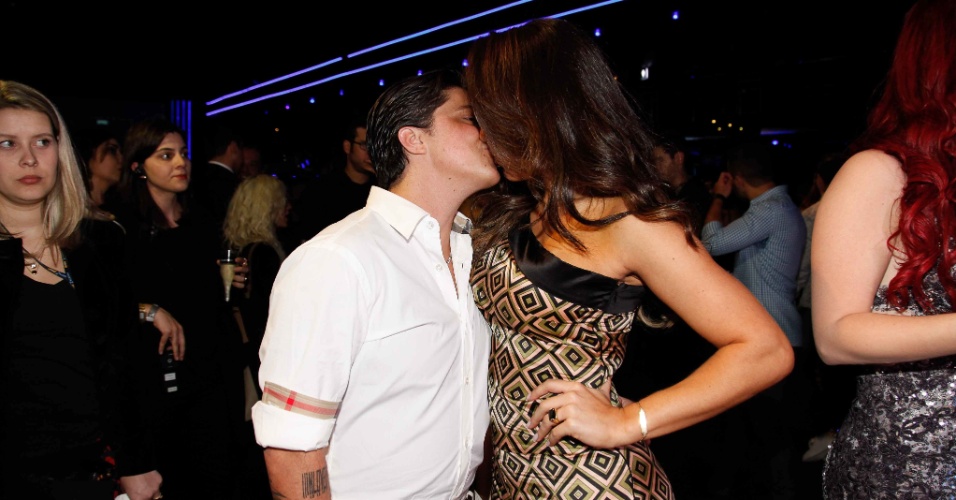 7.out.2014 - Thammy Miranda e Andressa Ferriera se beijam durante a festa de 14 anos da revista "Quem" em São Paulo