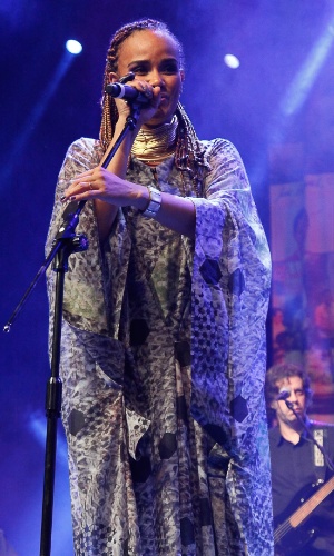 7.out.2014 - A cantora Luciana Mello se apresenta na festa de 14 anos da revista "Quem", em São Paulo