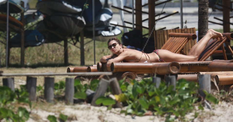 8.out.2014 - A atriz Grazi Massafera aproveitou a quarta-feira ensolarada para tomar sol na praia da Barra da Tijuca, no Rio