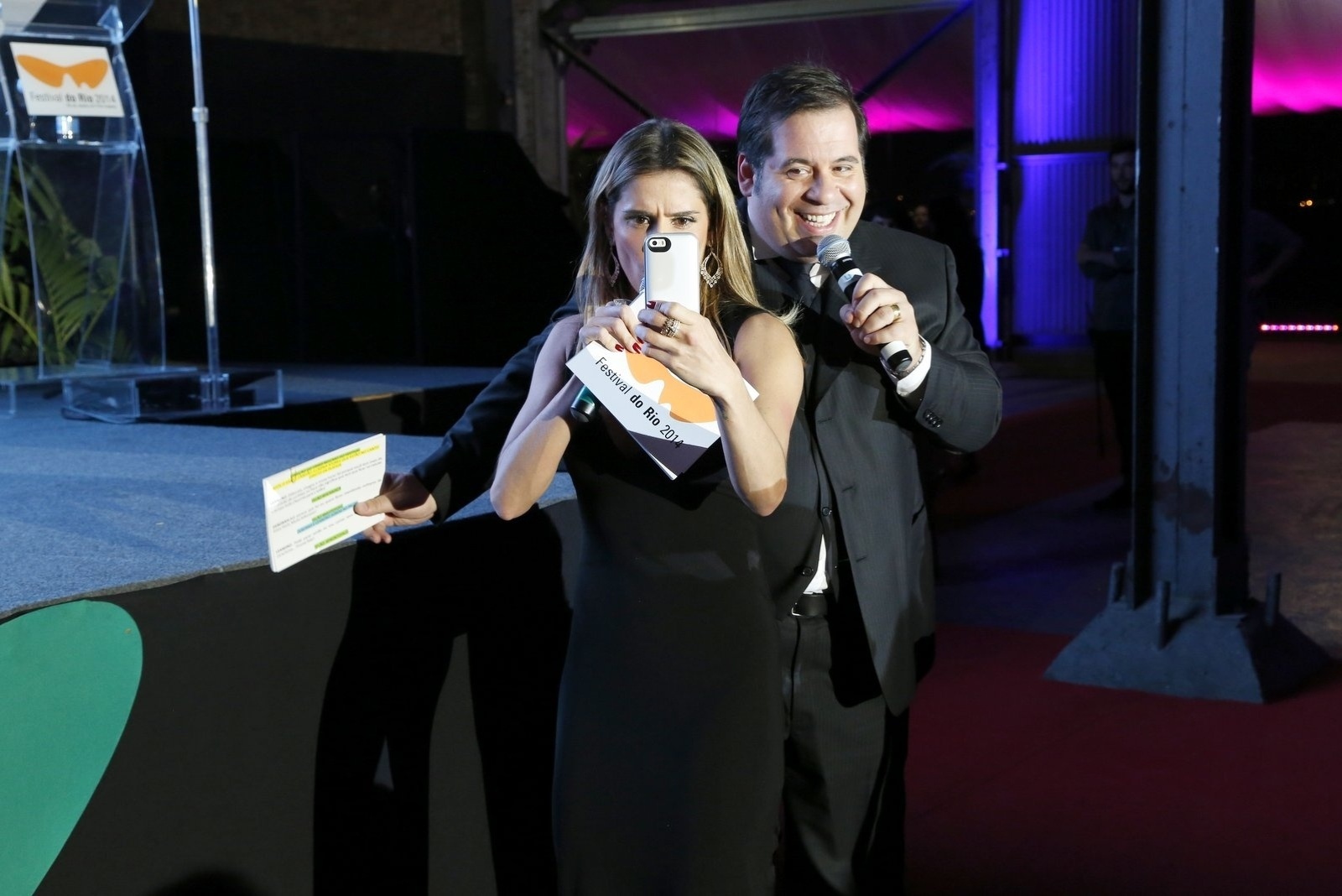 8.out.2014 - Deborah Secco e Leandro Hassum apresentam festa de encerramento do Festival de Cinema Rio - Alex Palarea e Felipe Assumpção/AgNews
