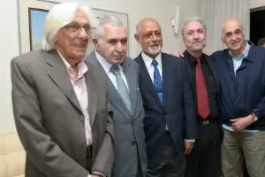 09.out.2014 - Alberto Venâncio Filho, Domício Proença Filho, Antônio Carlos Secchin e Zuenir Ventura cumprimentam Ferreira Gullar (primeiro da esq para dir), que foi eleito imortal na ABL (Academia Brasileira de Letras), no Rio - Erbs Jr./Folhapress