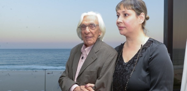 Gullar ao lado da mulher, Claudia Ahinsa, após o escritor ser eleito imortal na ABL - Erbs Jr./Folhapress