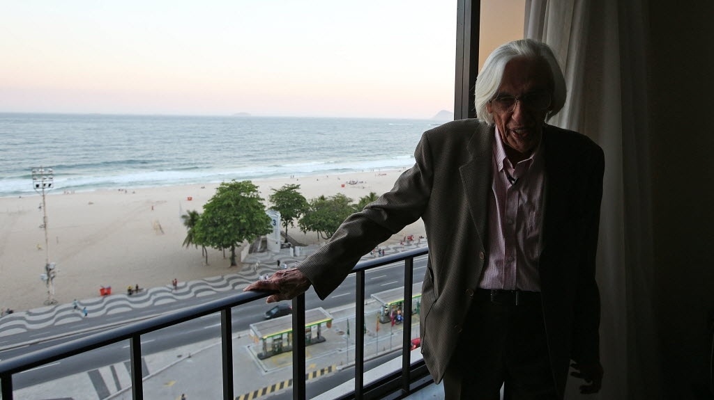 09.out.2014 - O escritor Ferreira Gullar recebe cumprimentos após ser eleito imortal na ABL (Academia Brasileira de Letras), no Rio - Julio Cesar Guimaraes/UOL