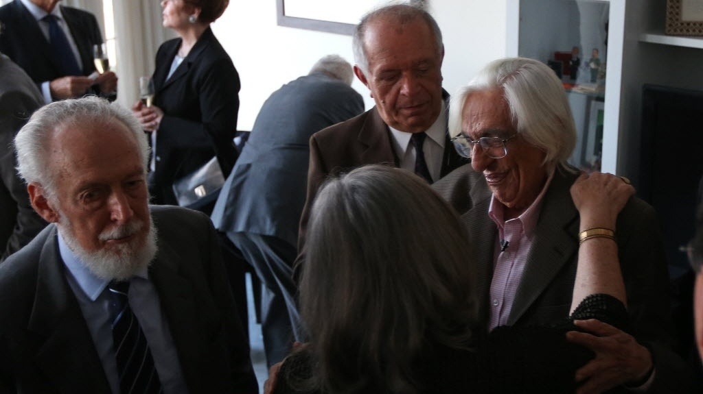 09.out.2014 - O escritor Ferreira Gullar recebe cumprimentos após ser eleito imortal na ABL (Academia Brasileira de Letras), no Rio - Julio Cesar Guimaraes/UOL