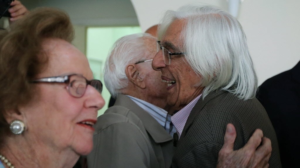 09.out.2014 - O escritor Ferreira Gullar recebe cumprimentos após ser eleito imortal na ABL (Academia Brasileira de Letras), no Rio - Julio Cesar Guimaraes/UOL