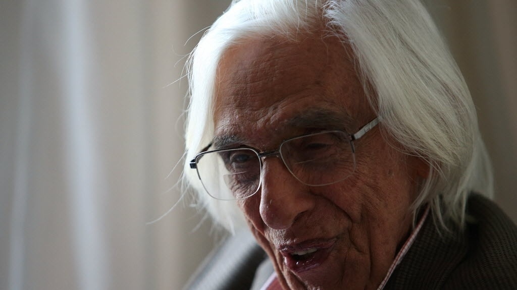 09.out.2014 - O escritor Ferreira Gullar recebe cumprimentos após ser eleito imortal na ABL (Academia Brasileira de Letras), no Rio - Julio Cesar Guimaraes/UOL