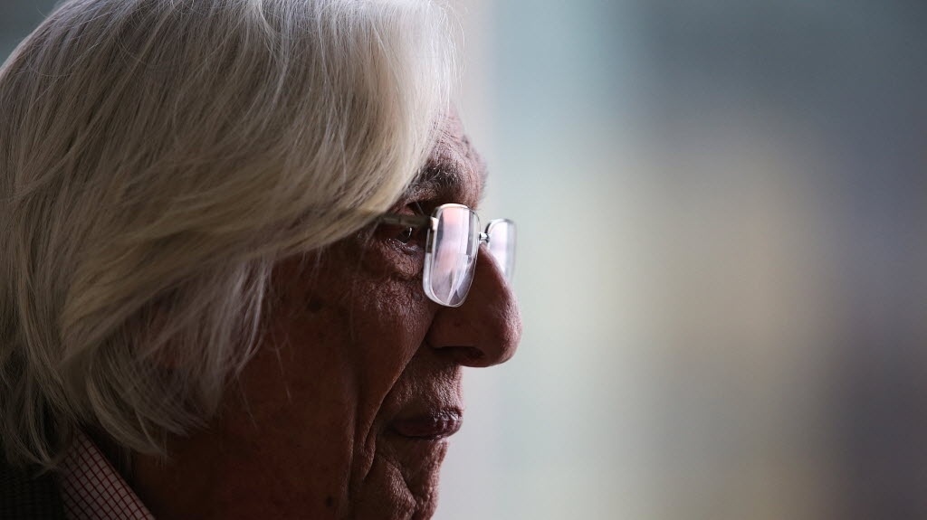 09.out.2014 - O escritor Ferreira Gullar recebe cumprimentos após ser eleito imortal na ABL (Academia Brasileira de Letras), no Rio - Julio Cesar Guimaraes/UOL