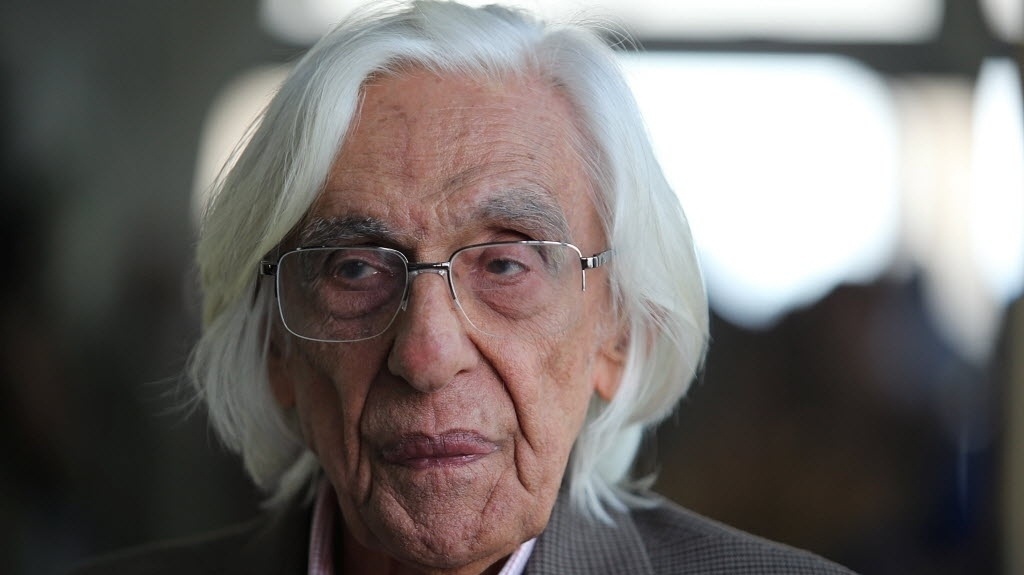 09.out.2014 - O escritor Ferreira Gullar recebe cumprimentos após ser eleito imortal na ABL (Academia Brasileira de Letras), no Rio - Julio Cesar Guimaraes/UOL