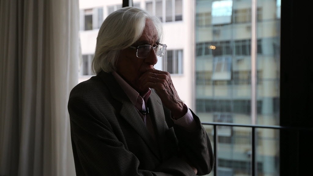 09.out.2014 - O escritor Ferreira Gullar recebe cumprimentos após ser eleito imortal na ABL (Academia Brasileira de Letras), no Rio - Julio Cesar Guimaraes/UOL