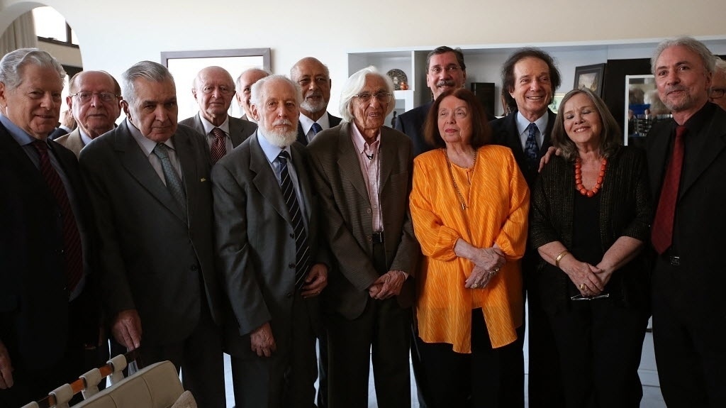 09.out.2014 - O escritor Ferreira Gullar recebe cumprimentos após ser eleito imortal na ABL (Academia Brasileira de Letras), no Rio - Julio Cesar Guimaraes/UOL