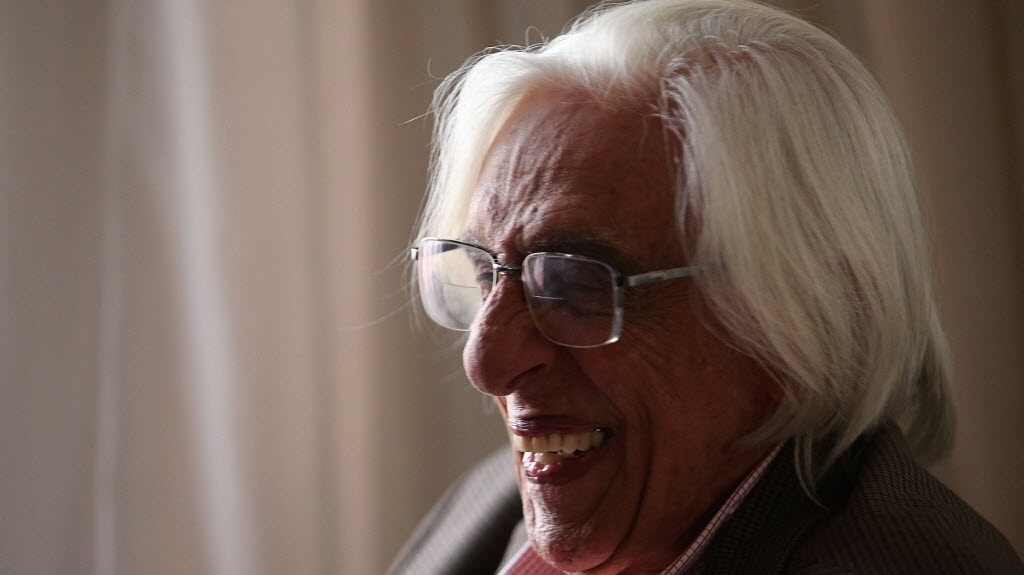 09.out.2014 - O escritor Ferreira Gullar recebe cumprimentos após ser eleito imortal na ABL (Academia Brasileira de Letras), no Rio - Julio Cesar Guimaraes/UOL