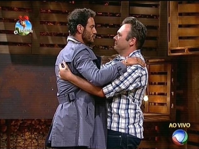 9.out.2014 - Felipeh Campos se despede do eliminado Diego Cristo em "A Fazenda 7"
