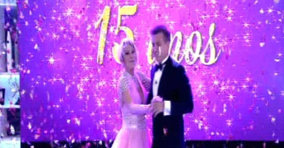 9.out.2014 - Luciano Huck e Ana Maria Braga se vestem de debutantes e dançam valsa para comemorar os 15 anos de ambos na Globo