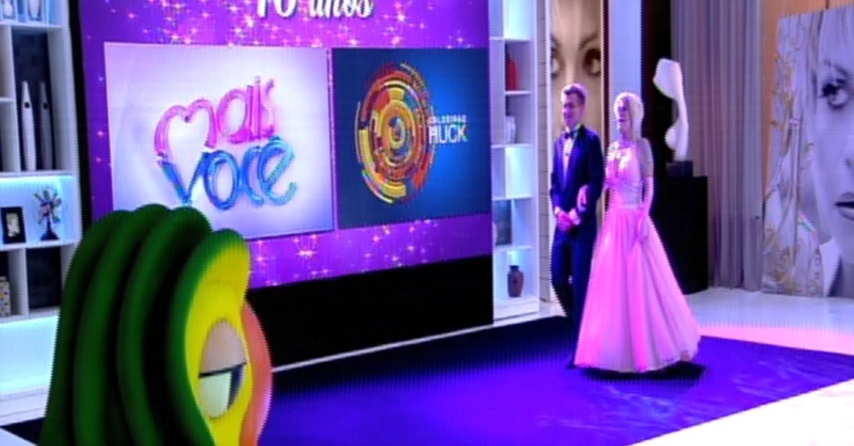 9.out.2014 - Luciano Huck e Ana Maria Braga se vestem de debutantes para comemorar os 15 anos de carreira de ambos na Rede Globo