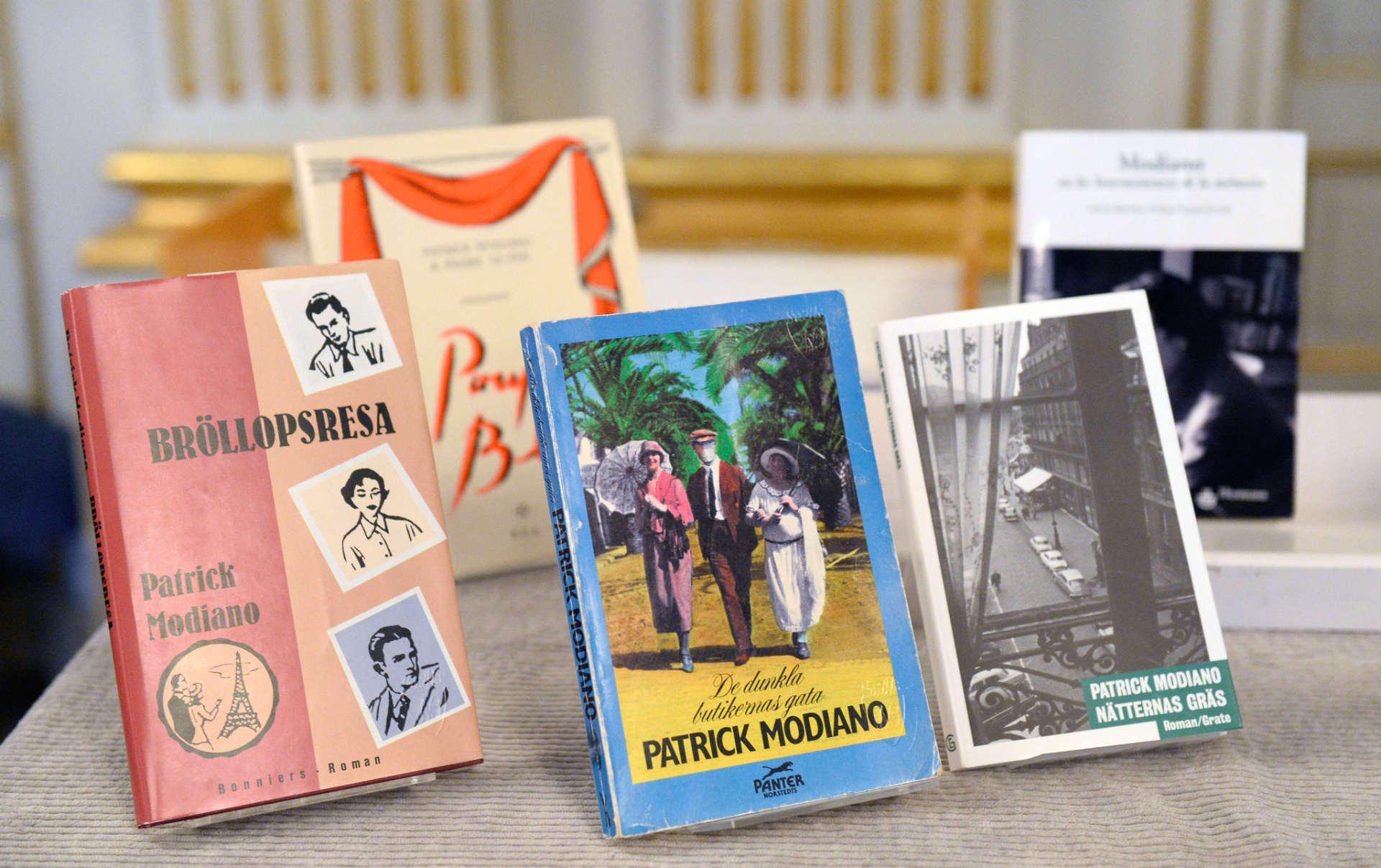 9.out.2014 - Livros de Patrick Modiano são expostos em Stocolmo após anúncio do Prêmio Nobel de Literatura 2014 - Reuters